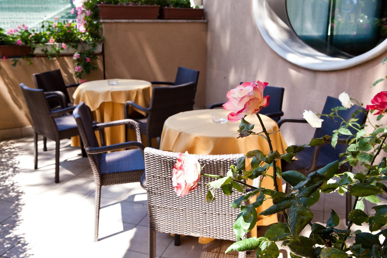 Hotel Gabbiano Riccione Esterno foto