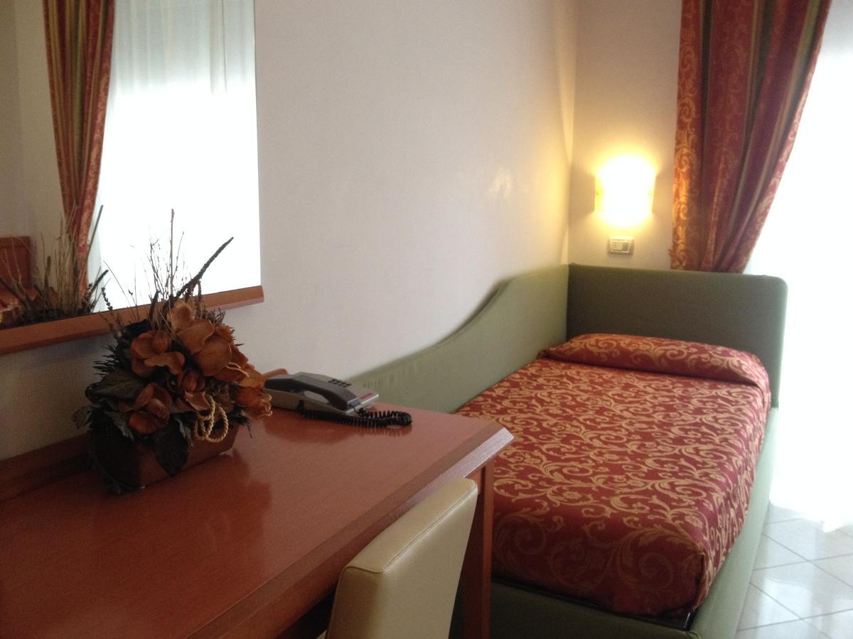 Hotel Gabbiano Riccione Esterno foto